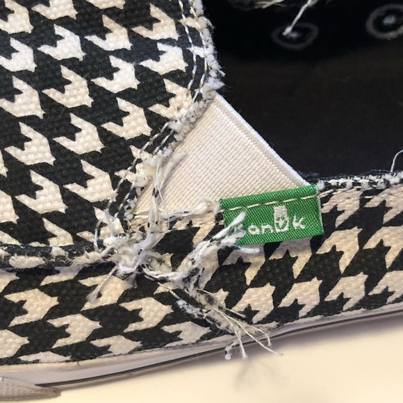 FINAL! SANUK BLACK & WHITE DISTRESSED FRINGE SLIP ONS - Picture 4 of 7